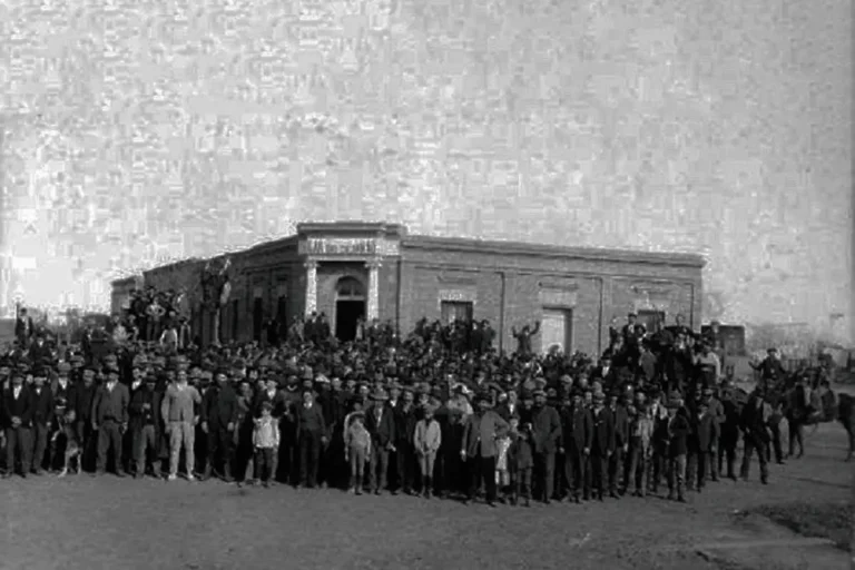 Productores rurales reunidos durante el Grito de Alcorta en 1912 en Santa Fe, origen de la Federación Agraria Argentina