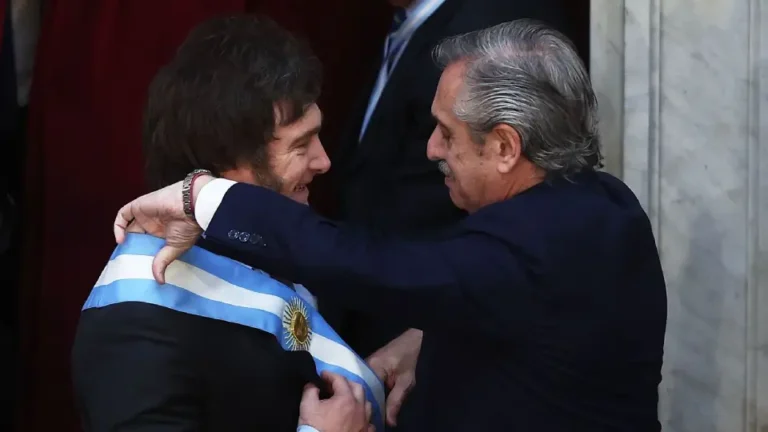 Javier Milei recibiendo la banda presidencial en la ceremonia de asunción como presidente de Argentina, diciembre de 2023