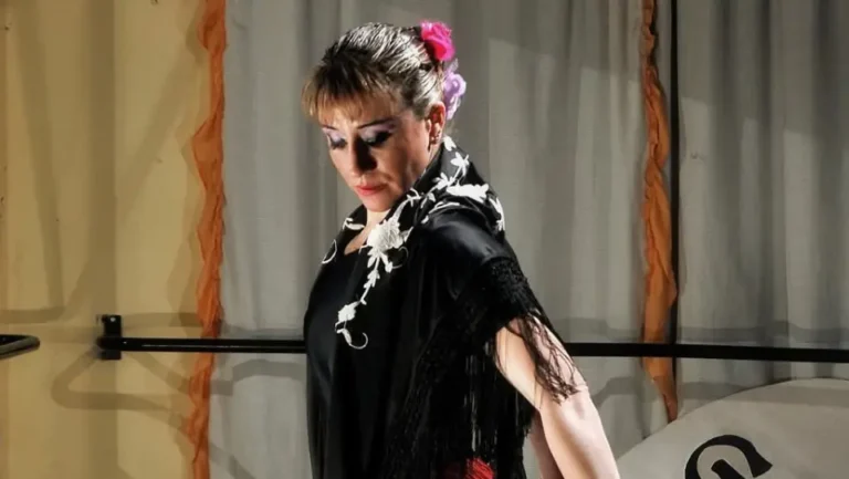 Gisela Roh en postura de danza española designada coordinadora de jurados del carnaval de Concordia 2026