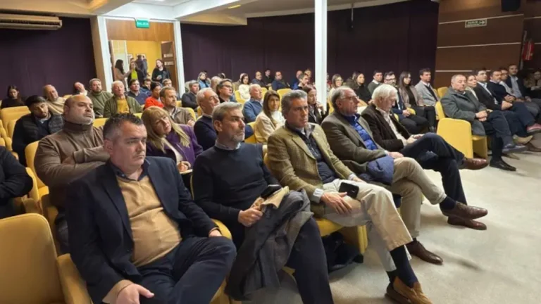 Participantes sentados durante la Jornada Institucional del Agro en Entre Ríos, con autoridades y referentes del sector agroindustrial