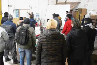 Grupo de personas participando en la capacitación práctica de armado de muebles en Concordia organizada por la Secretaría de Desarrollo Productivo y CeDeFi.