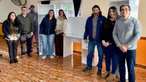Entrega de muebles a la ONG Volando Alto como cierre del curso de armado con tableros en Concordia
