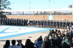 Integrantes de la Prefectura Naval Argentina formados durante el acto oficial por el 215º aniversario en la Represa Salto Grande, Concordia
