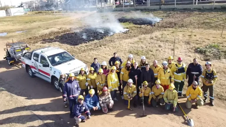 Participantes de la jornada de capacitación en Concordia con equipos de protección contra incendios forestales
