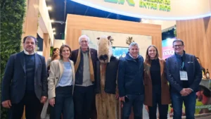 Referentes de Entre Ríos junto al capibara mascota de la campaña #ModoCarpincho en el stand de Caminos y Sabores