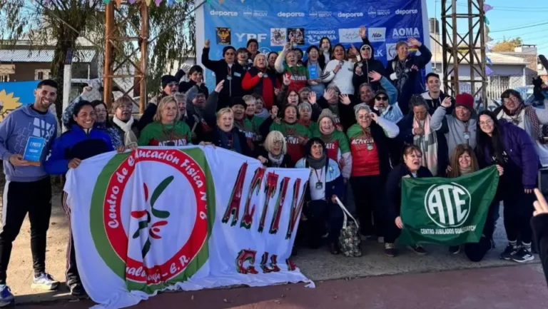 Autoridades provinciales y adultos mayores comparten actividades recreativas durante el 1º Encuentro Provincial en el Polideportivo de Ibicuy