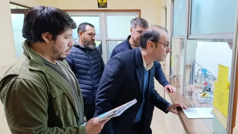 Ignacio Cabrera entrega petitorio firmado por vecinos de Concordia en el Municipio, reclamando por tasas en la factura de luz