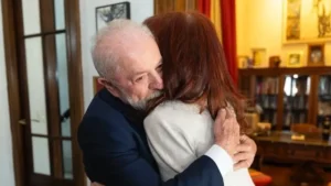 Lula Da Silva abraza a Cristina Kirchner durante su visita en Buenos Aires en un gesto de apoyo político y personal
