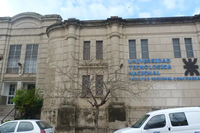 Sede de la UTN Concordia, esquina de calles Salta y San Juan.