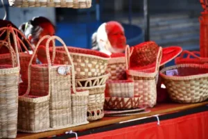Artesanos mostrando sus canastos y productos tradicionales en el stand de la 2° Fiesta del Canasto en Concordia