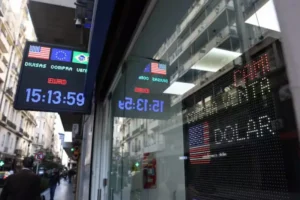 Fachada de una casa de cambio con carteles de cotización de dólar
