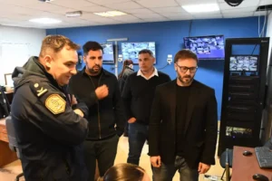 Intendente Francisco Azcué supervisando el sistema de monitoreo junto a autoridades policiales en el Centro de Monitoreo de Concordia