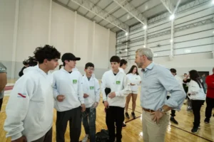 Gobernador Rogelio Frigerio recorriendo las obras de modernización en el Parque Deportivo Escolar Enrique Berduc, Paraná.