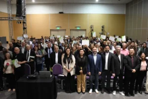Autoridades municipales y pastores evangélicos de Concordia posan con certificados durante acto de reconocimiento por su labor social