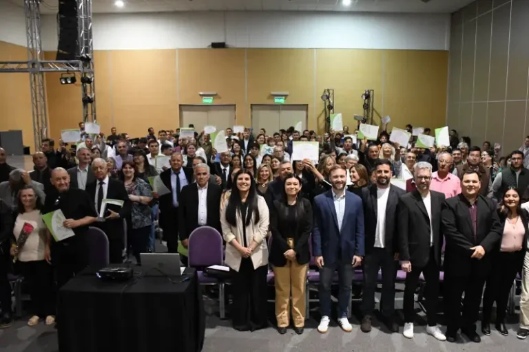 Autoridades municipales y pastores evangélicos de Concordia posan con certificados durante acto de reconocimiento por su labor social