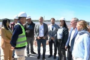 Autoridades y obreros recorren la zona externa de la nueva planta potabilizadora de agua en Concordia durante la reactivación de la obra.
