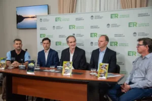 Presentación de la octava fecha del Rally Argentino en Entre Ríos, con autoridades y organizadores en una mesa de trabajo.