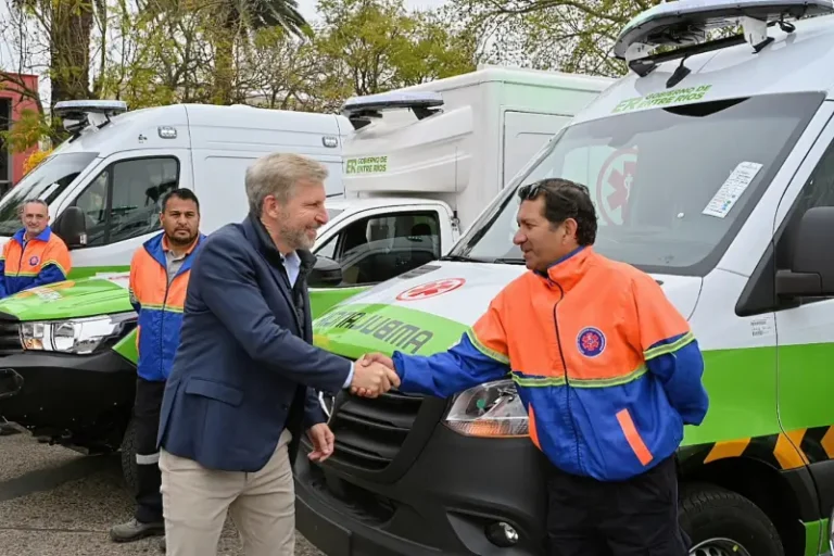 El gobernador Rogelio Frigerio recibe las nuevas ambulancias para el sistema de salud de Entre Ríos