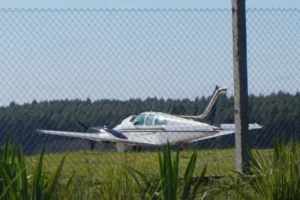 Avión privado aterrizando en el aeropuerto Concordia Comodoro J. J. Pierrestegui tras su habilitación oficial