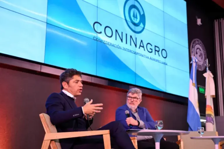 Axel Kicillof durante su intervención en el 8° Congreso Internacional de CONINAGRO, destacando el rol de las cooperativas en el desarrollo agropecuario.