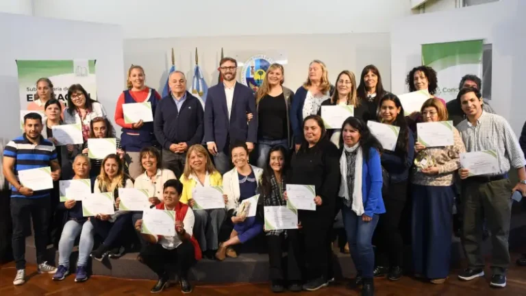 Intendente Azcué entrega reconocimiento a docentes municipales en el Día del Maestro
