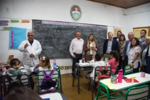 Rogelio Frigerio junto a estudiantes y un docente durante el anuncio del plan de conectividad en una escuela rural de Entre Ríos