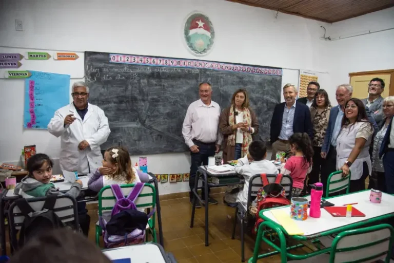 Rogelio Frigerio junto a estudiantes y un docente durante el anuncio del plan de conectividad en una escuela rural de Entre Ríos