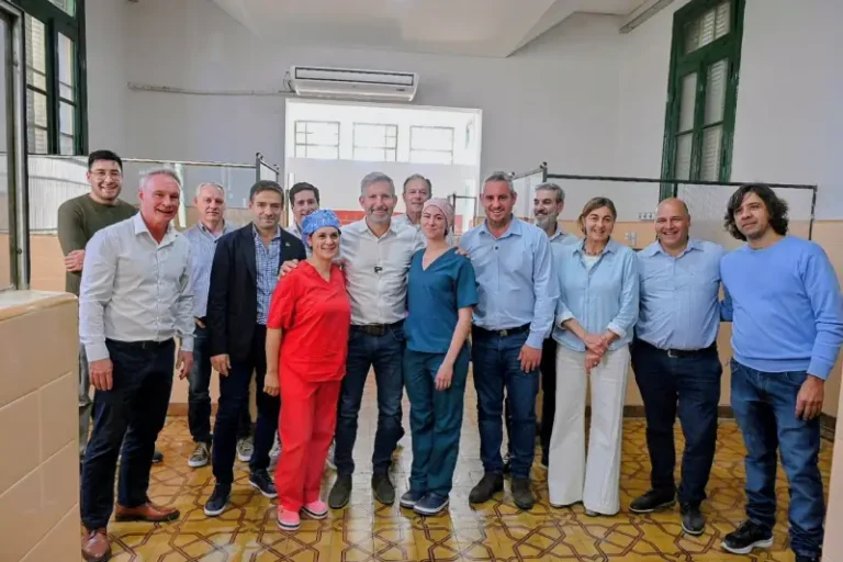 Gobernador Rogelio Frigerio junto a personal del Hospital San Benjamín durante la inauguración de la sala renovada en Colón y mejoras en la ruta provincial 26