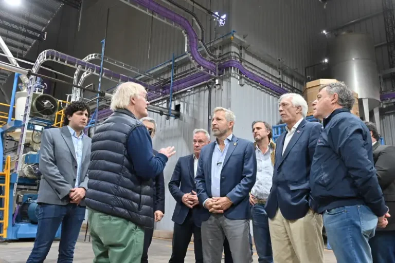 Rogelio Frigerio visitando la planta de Sagemüller en Seguí acompañado por autoridades provinciales y municipales durante anuncio de incentivos a la inversión