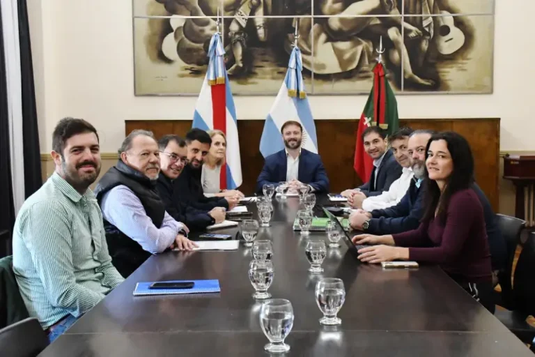 Reunión del gabinete municipal con el intendente Francisco Azcué para presentar la reforma administrativa en Concordia