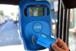 Persona usando el lector de tarjeta SUBE para el transporte urbano en Concordia