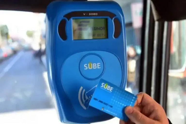 Persona usando el lector de tarjeta SUBE para el transporte urbano en Concordia