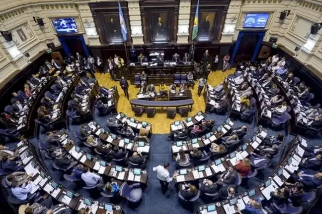 Cámara de Diputados y Senadores de Argentina durante una sesión legislativa.