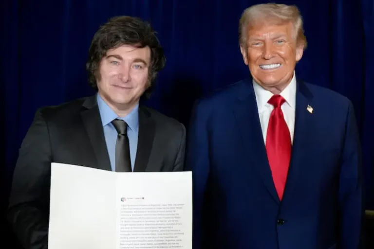 Javier Milei y Donald Trump sonríen para la foto tras la reunión que mantuvieron en la sede de la ONU