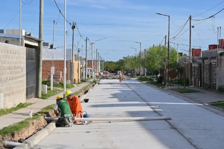 Pavimentación de 54 cuadras en barrios del IAPV de Concepción del Uruguay con maquinaria y presencia de obreros