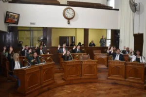 Sesión del Concejo Deliberante de Concordia con concejales debatiendo en pleno recinto