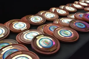 Premios San Antonio de Padua exhibidos en mesa con placas y trofeos listos para la ceremonia de reconocimiento deportivo