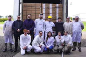 Productores de nuez pecán de Entre Ríos mostrando su cosecha para exportación a mercados internacionales