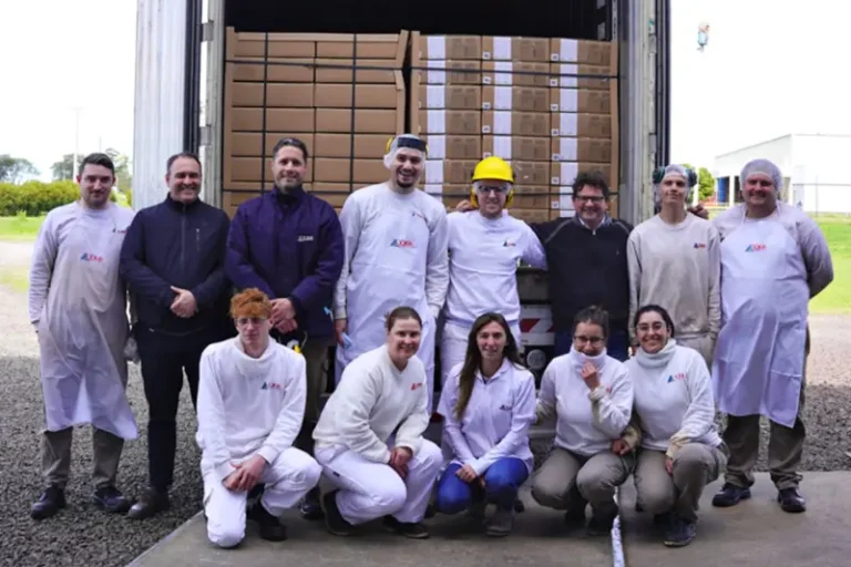 Productores de nuez pecán de Entre Ríos mostrando su cosecha para exportación a mercados internacionales