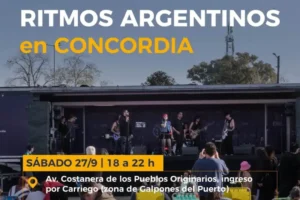 Banda musical en vivo durante el evento 'Ritmos Argentinos' en Concordia, con escenario móvil y público disfrutando de la música y cultura local.