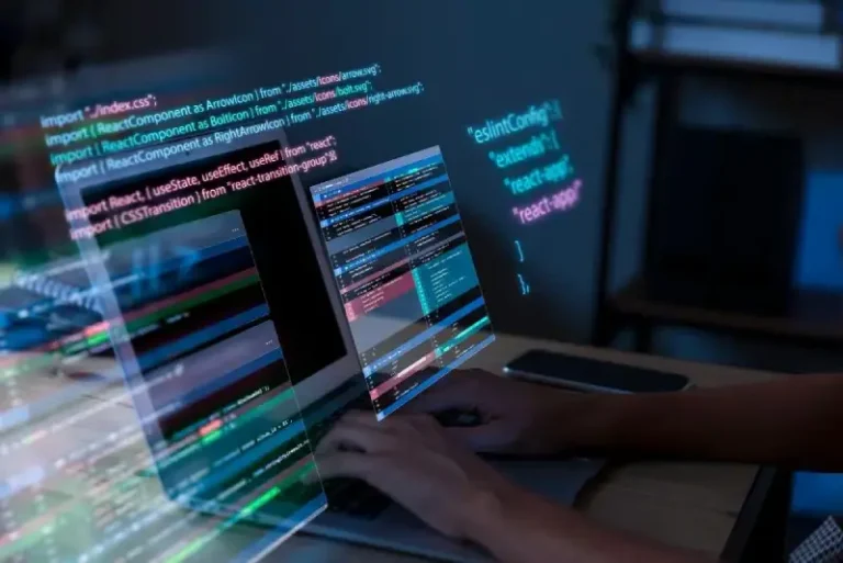 Usuario concentrado programando en notebook con código visible en pantalla