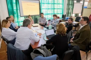 Reunión de trabajo entre autoridades del Ministerio de Salud de Entre Ríos y especialistas de Unicef, analizando estrategias para el desarrollo infantil.
