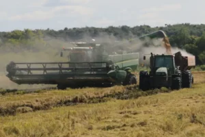 Maquinaria agrícola trabajando el campo