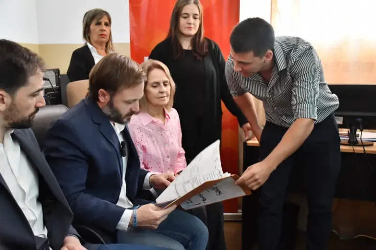 El intendente Francisco Azcué supervisa la implementación de la historia clínica digital en un centro de salud de Concordia