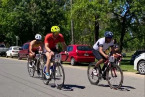 Competidores del Campeonato Argentino de Duatlón en el Parque Intendente Quintana, Gualeguay, Entre Ríos