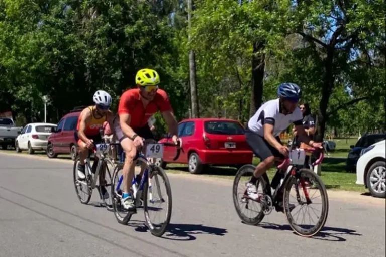 Competidores del Campeonato Argentino de Duatlón en el Parque Intendente Quintana, Gualeguay, Entre Ríos