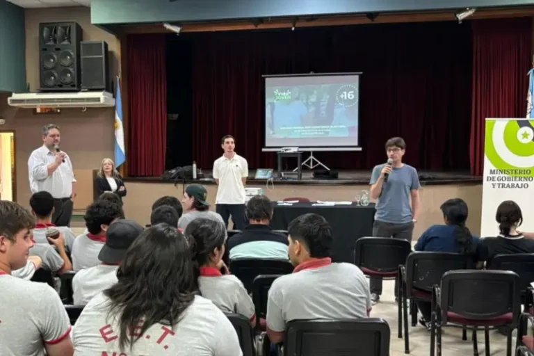Estudiantes y docentes participan en una capacitación sobre la Boleta Única de Papel en Entre Ríos organizada por el gobierno provincial.