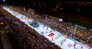 Corsódromo de Concordia repleto de público durante una noche del Carnaval, con comparsas desfilando y luces de colores