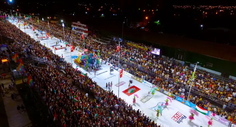 Corsódromo de Concordia repleto de público durante una noche del Carnaval, con comparsas desfilando y luces de colores