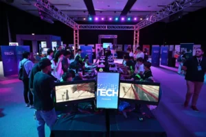 Jóvenes utilizando computadoras en el Mirador TEC durante ConerTech 2025 y Expo del Empleo en Paraná.
